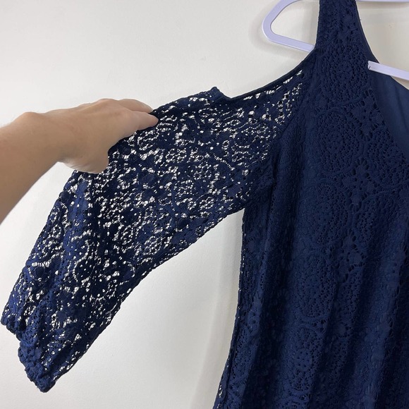 JM Collection Navy Cold Shoulder Lace 3/4 Sleeve V Neck Top NWT Size Small - Picture 5 of 12